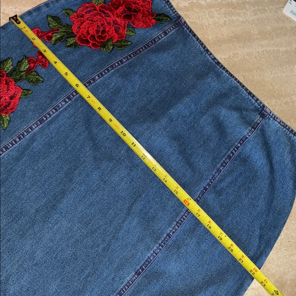 TY Original Wear Denim Skirt & Red Roses, red topstitch, back zip & slit. 16 - Picture 14 of 17